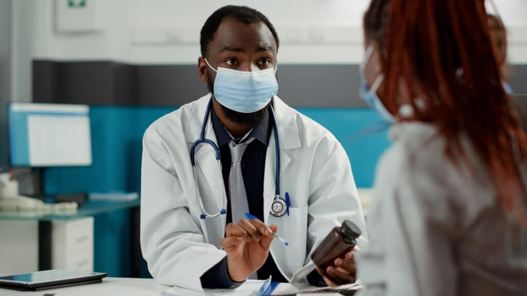 Image of a doctor consulting his patient 