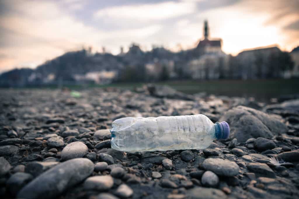 PET Plastic contributes to ocean litter 