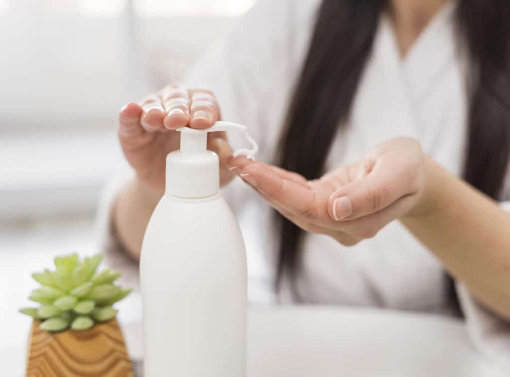 A women using a plastic lotion bottle purchased from wholesale lotion bottle seller